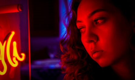 shallow focus photo of woman